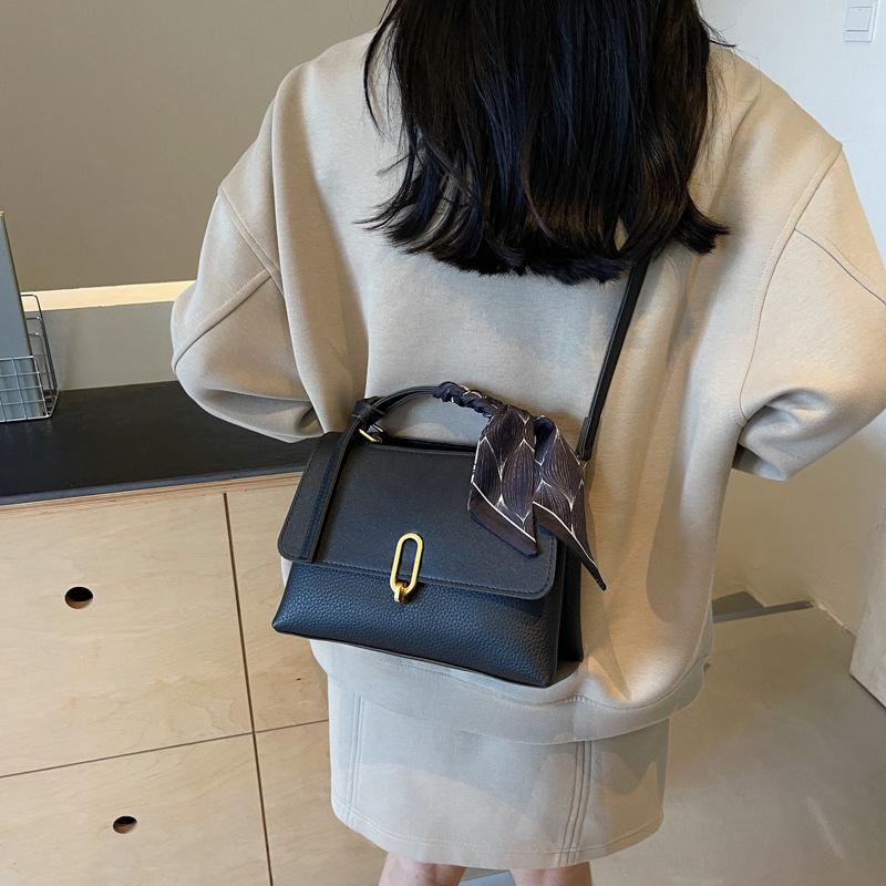 

2025 new color matching PU trendy personality daily commuting simple women s bag shoulder bag messenger bag metal buckle women s bag 23*10*17 чёрный