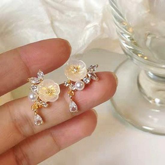 

Изысканные серьги-пусеты с бантами: Тренд высокой моды и легкой роскоши на 2025 год