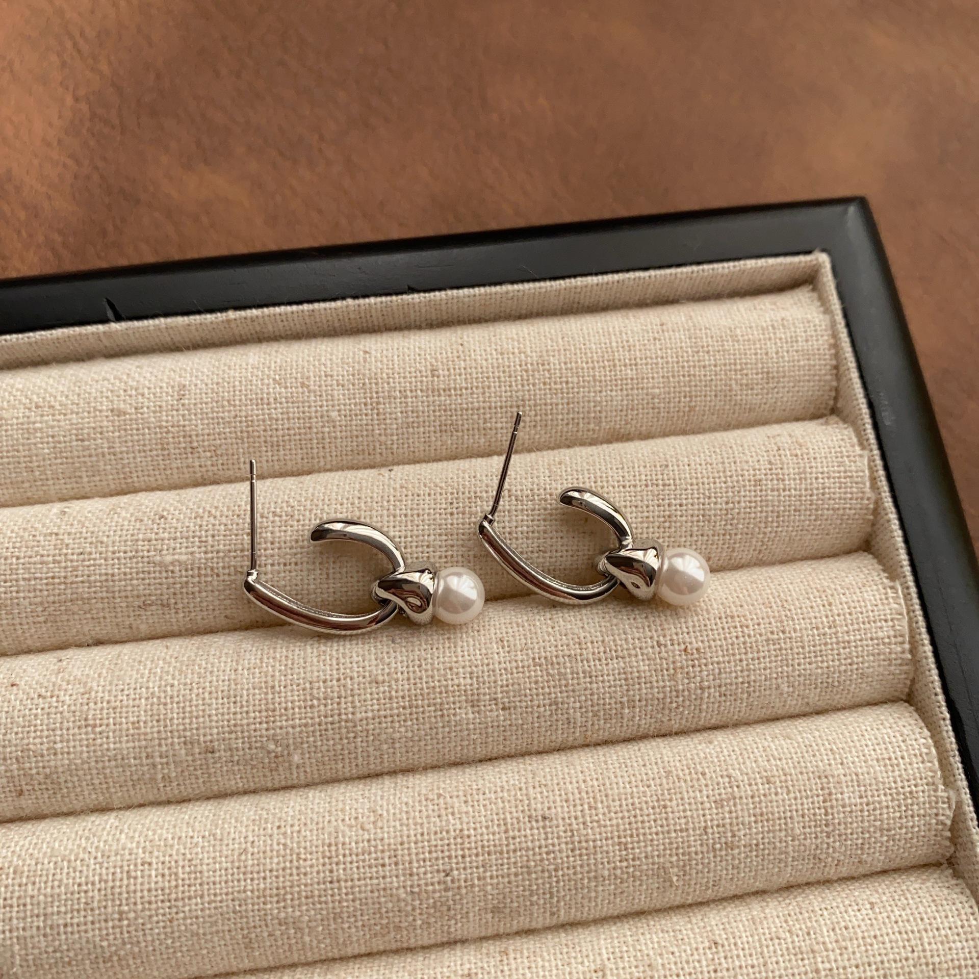 

Elegant Minimalist Pearl U-Shaped Metal Dangle Earrings: Versatile, Exquisite, and Light Luxury
