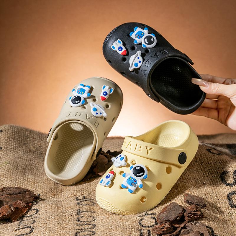 2026 Bestselling Kids' Closed-Toe Clogs: Unisex, Soft, Non-Slip Sandals for Home and Outdoor Use