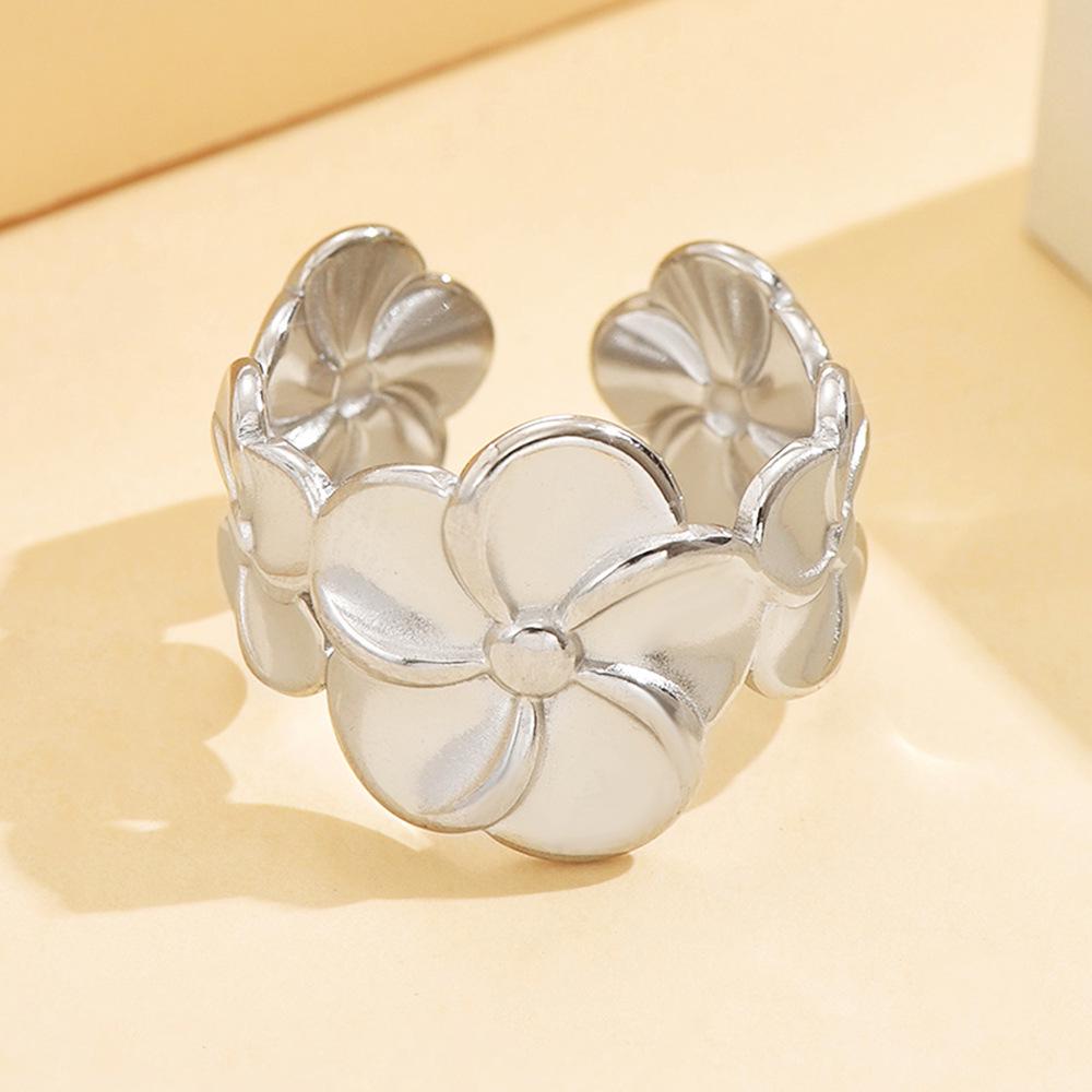 Stainless Steel Retro Wide Band Flower Ring with 18K Gold Vacuum Plating
