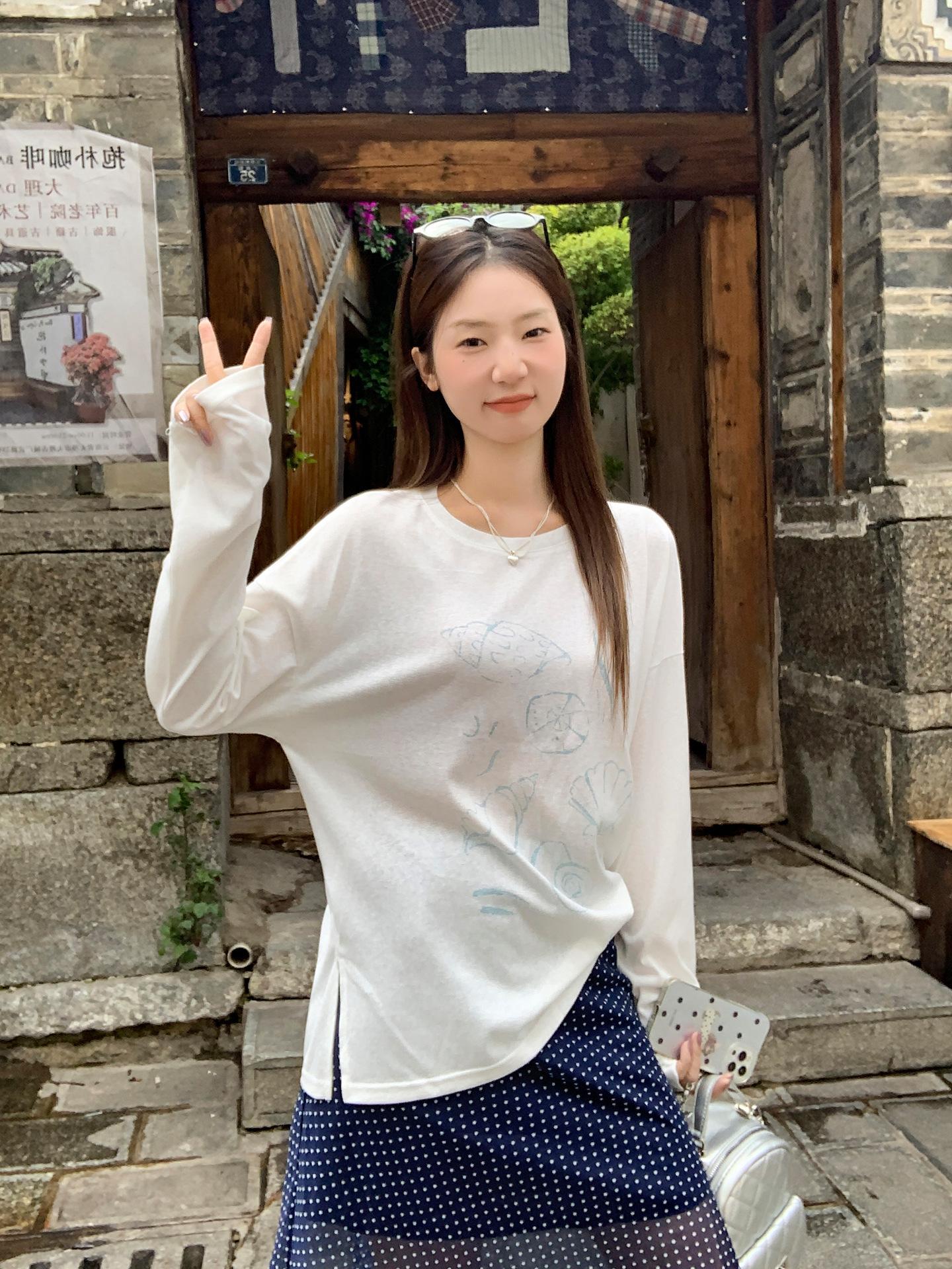 

White round neck long-sleeved conch print T-shirt women s autumn new inner bottoming shirt thin slightly transparent loose top One size fits all белый