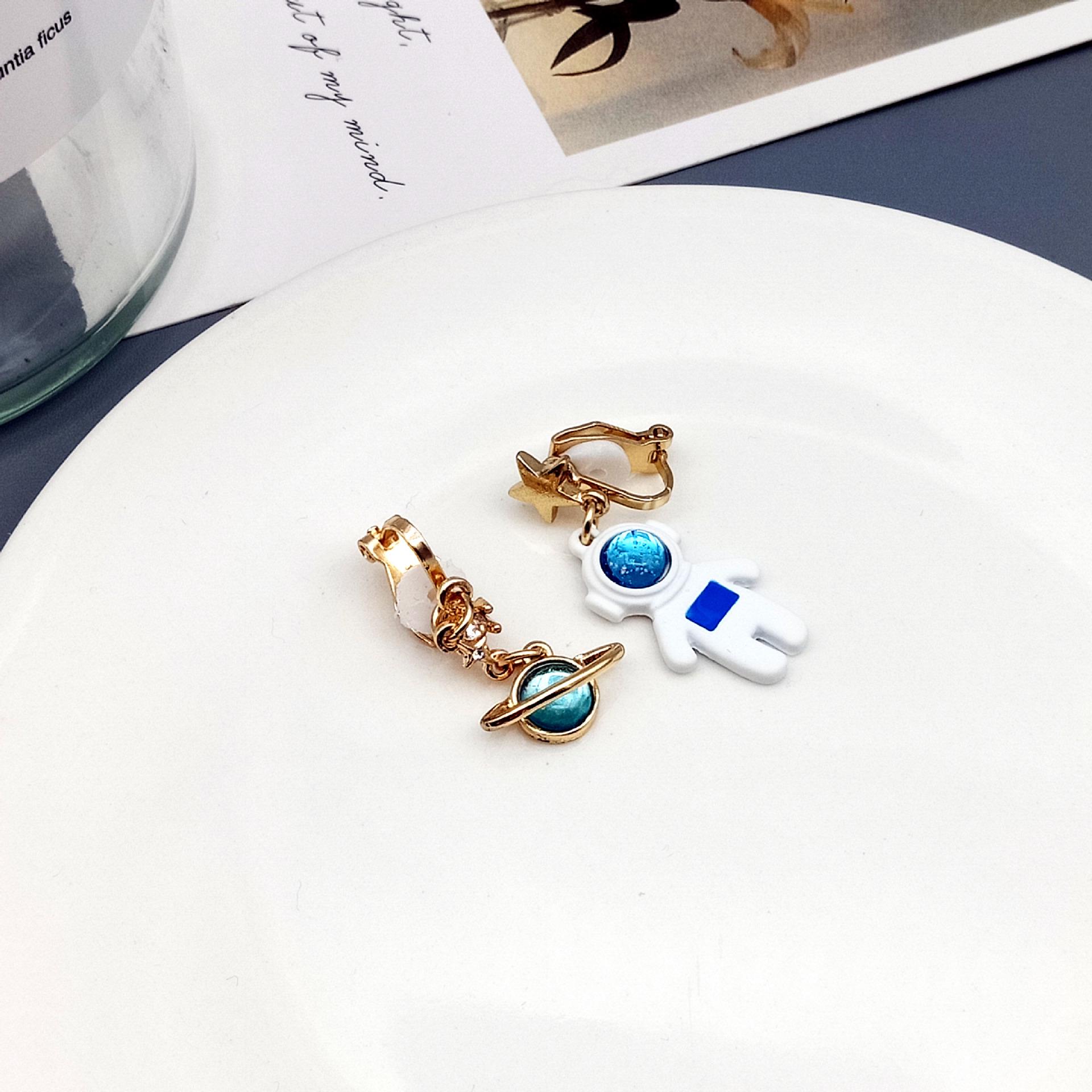 

Очаровательные асимметричные серьги-гвоздики со стразами, эмалью в виде звезды и космонавта