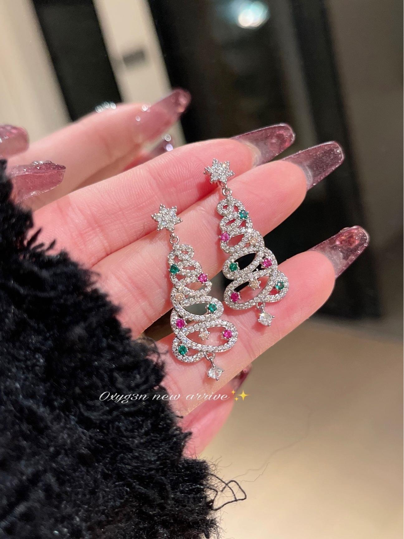 

Colorful Christmas Tree Tassel Earrings: Festive Star Studs with Simple Hollow Design