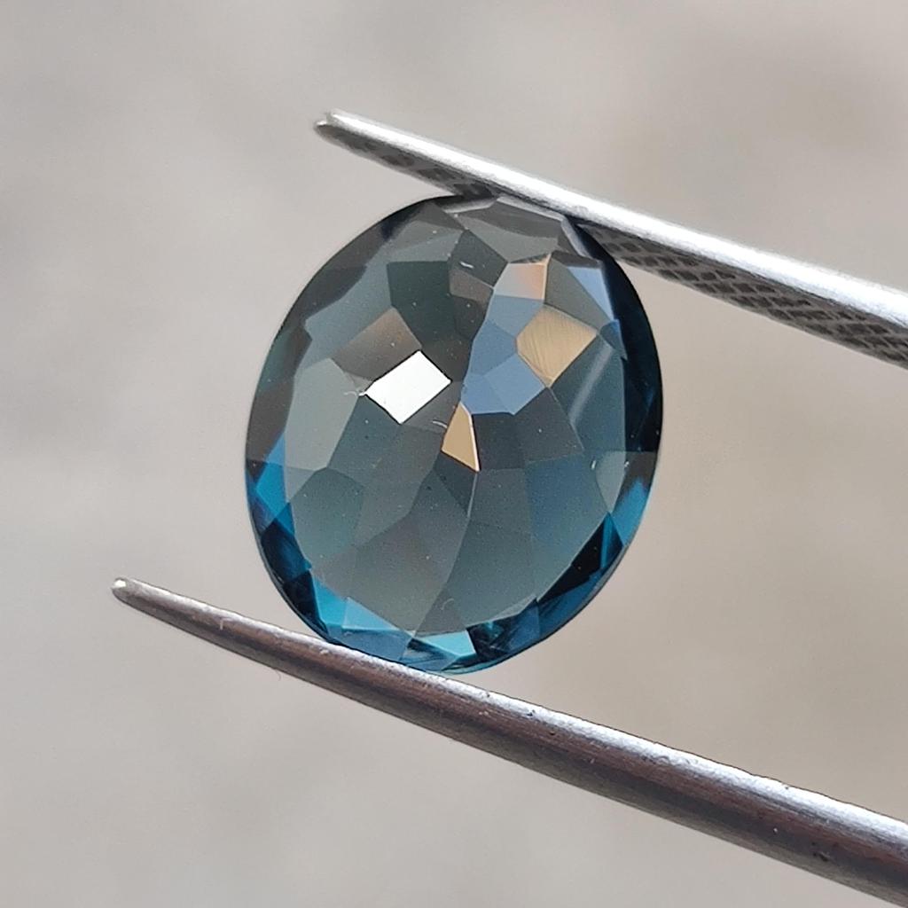 London Blue Topaz: Oval Cut Gemstone. 4.15 Carat, 11x9x5 MM Size Stone.