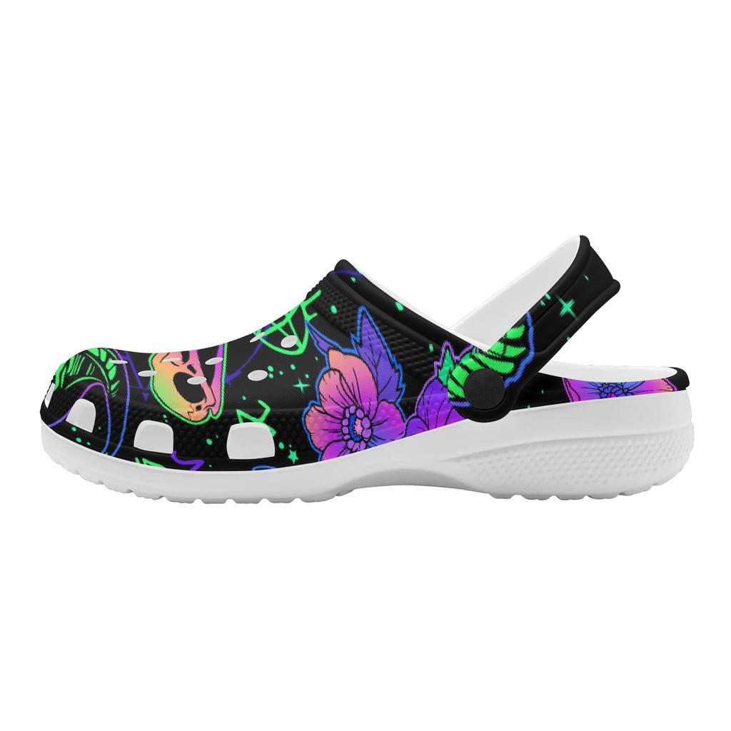 Weiße EVA-Clogs mit buntem X-Print, Leichte Slip-On Gartenschuhe, Atmungsaktive Sandalen für den Strand, Innen- und Außenpantoffeln für Damen und Herren