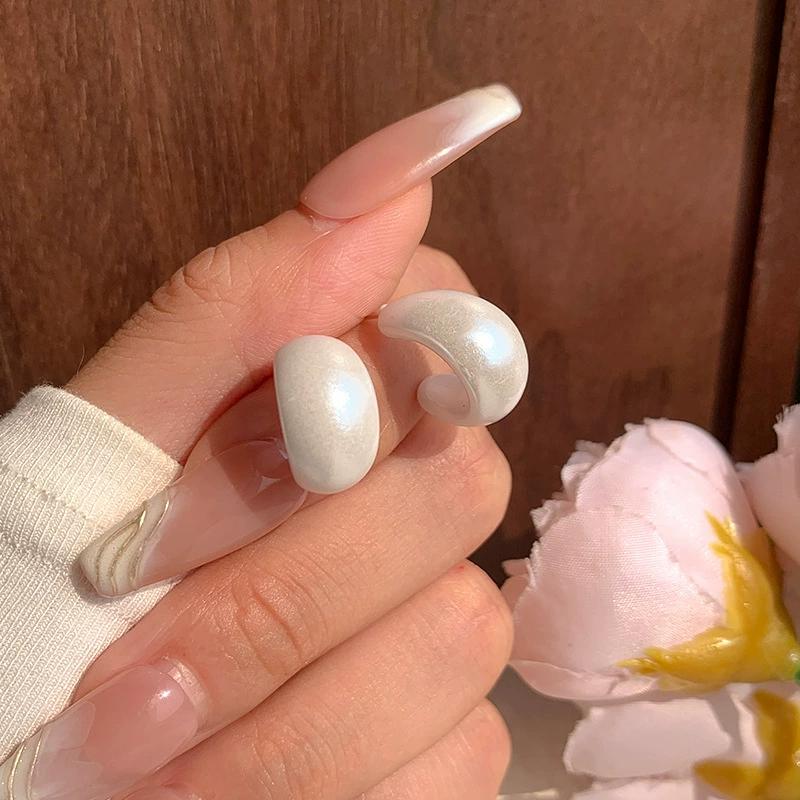

Sweet Arc C-type Imitation Pearl White Stud Earring for Women Simple Temperament Resin Zircon Girl Valentine s Day Gift