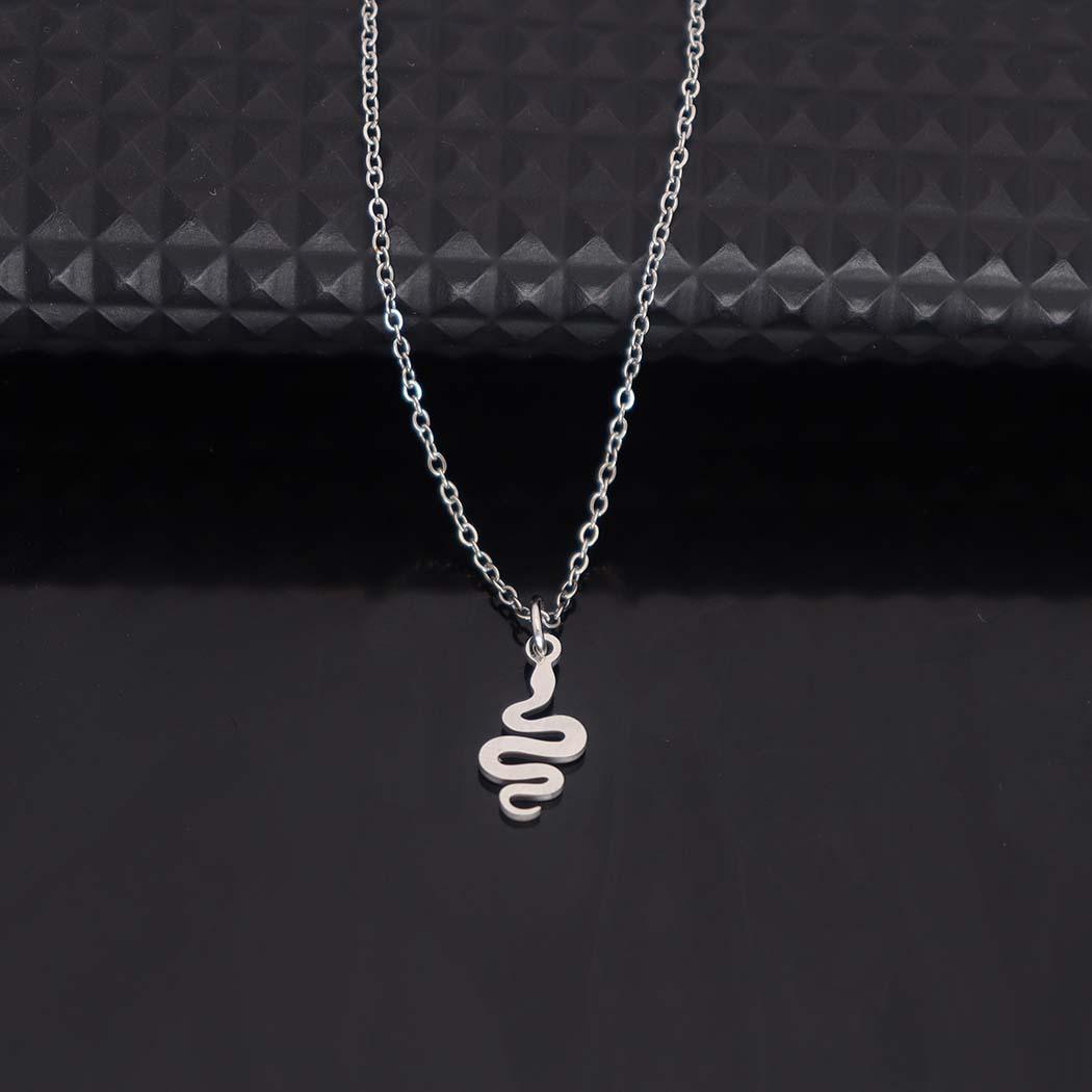 Stainless Steel Zodiac Snake Pendant Necklace - Fashionable Jewelry Accessory for Women серебряный