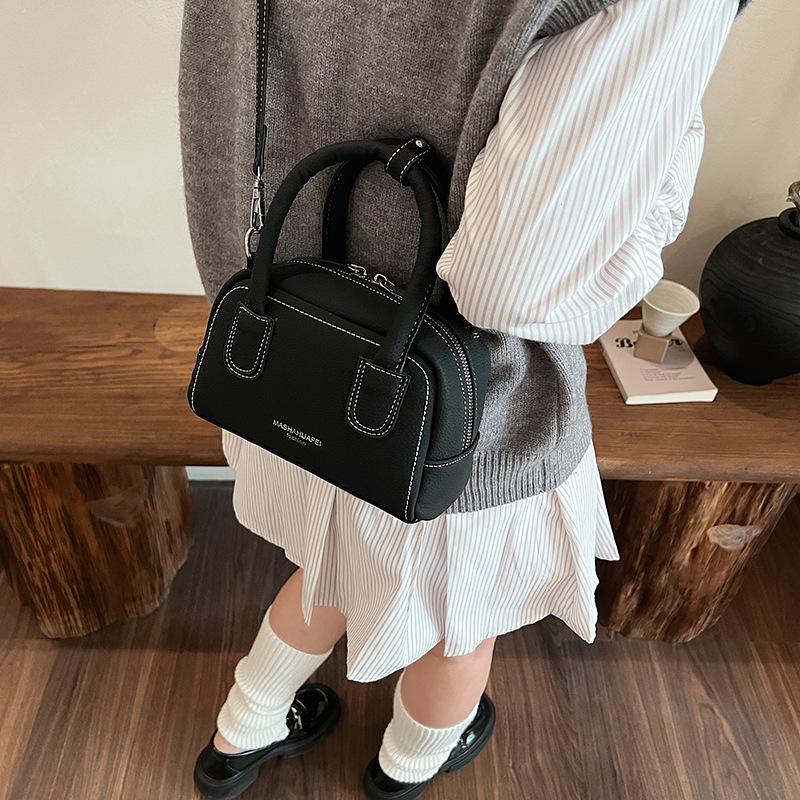 

2025 новая модная сумка для поездок на работу женская нишевая большая вместительная универсальная портативная сумка-мессенджер 20*8*13 чёрный