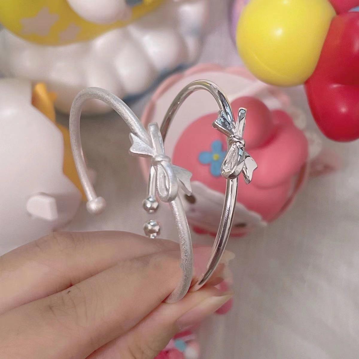 

Винтажный матовый открытый браслет: Посеребренные женские украшения в нишевом лесном стиле Bow Opening Bracelet (Shiny Silver)