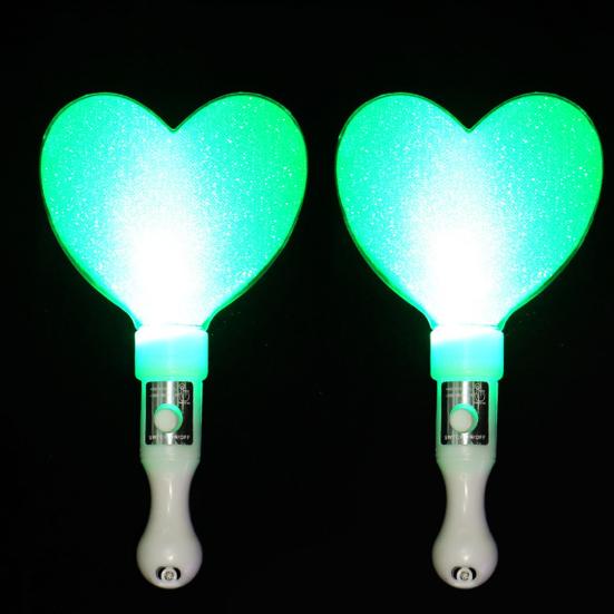 Kort Glow Stick med Hjärtformad Flerfärgad LED-lampa för Konserter Festivaler Fester Plast Ljusleksak med Knappbatteri