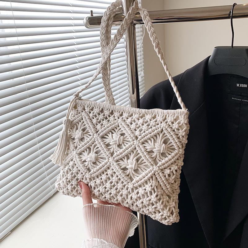 Women Summer Straw Messenger Bag Hollow Out Woven Fashion Shoulder Bag Beach Tassel Designer Crossbody Travel