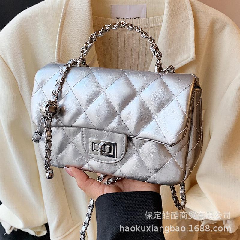 

Изысканная мини маленькая сумка женская 2025 новая с вышивкой бриллиантовой нитью универсальная сумка-мессенджер на цепочке летняя популярная маленькая сумка серебряный