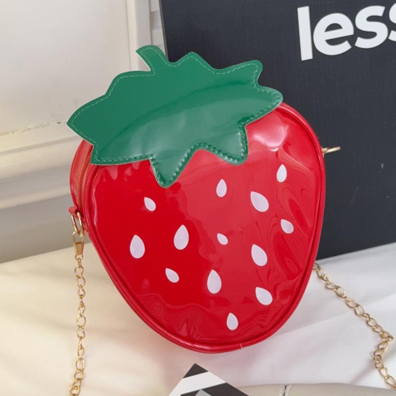 Cute little strawberry bag 2025 new Japanese cartoon sweet girl foreign style versatile patent leather glossy messenger bag