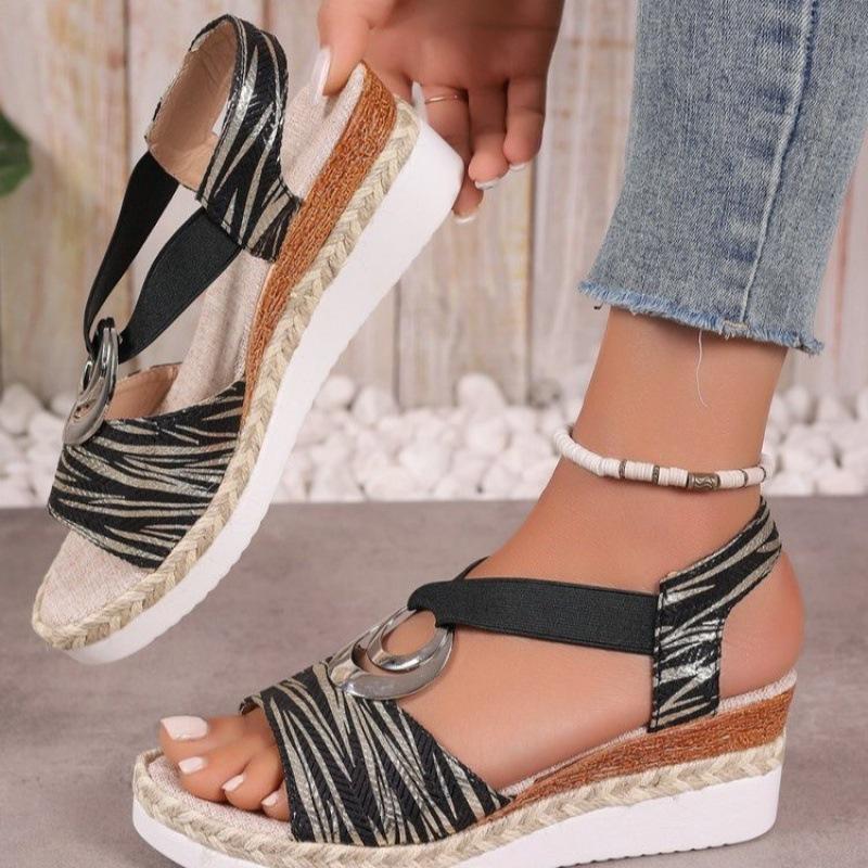 

Новые летние римские женские сандалии, большие женские сандалии с металлической пряжкой в форме рыбьего рта и декоративным покатым каблуком 42 чёрный