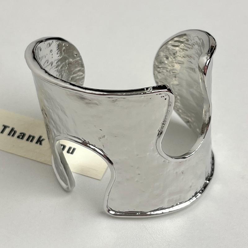 Elegant Retro Snake Twist Open Bangle: Luxurious Versatile Jewelry for Women