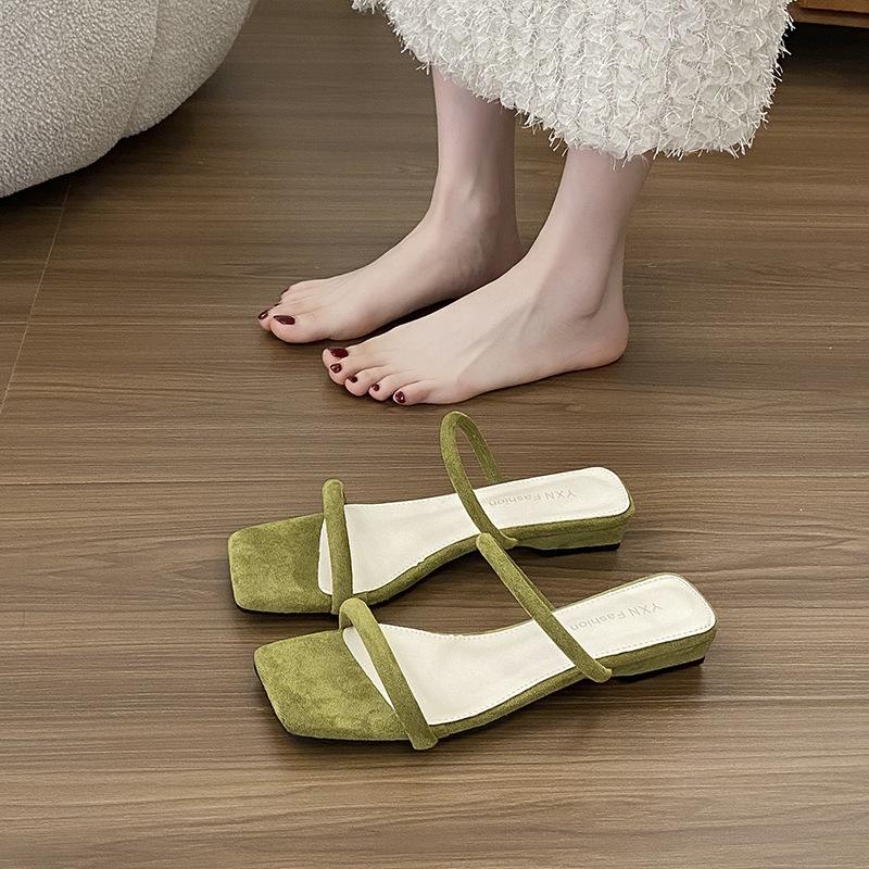 Gentle fairy wind slippers female summer wear 2025 new French one-word strap sandals flat-bottomed vacation beach sandals