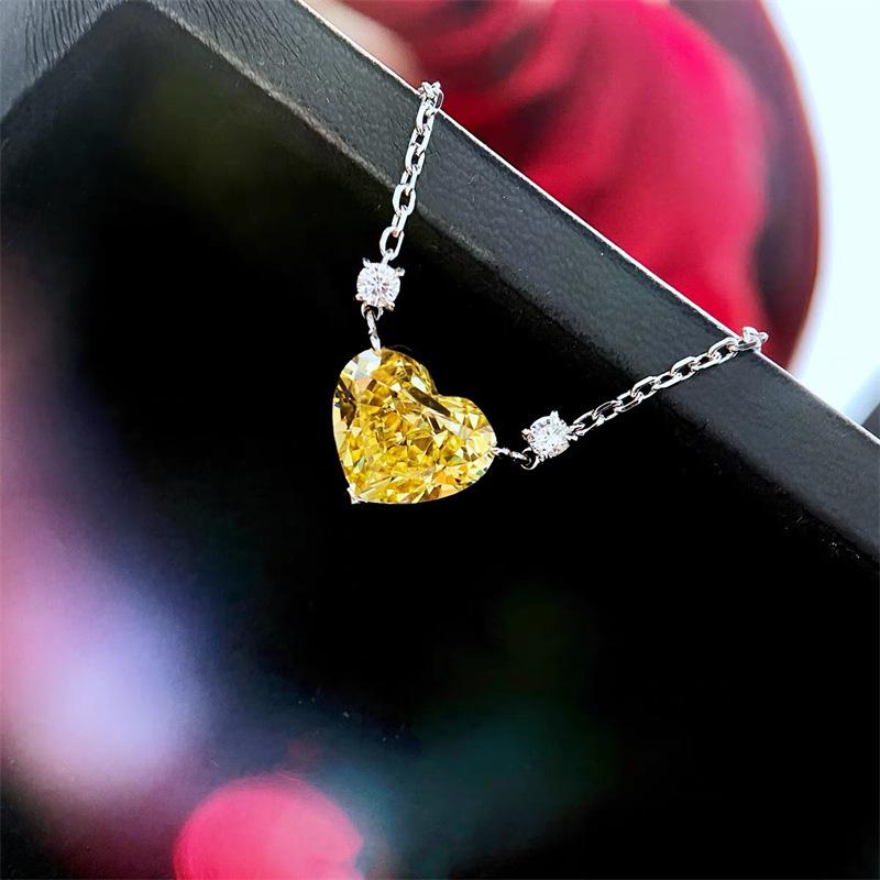Zircon Heart Pink & Yellow Gold Necklace: Women's Fresh, Cool, High-End Clavicle Chain.