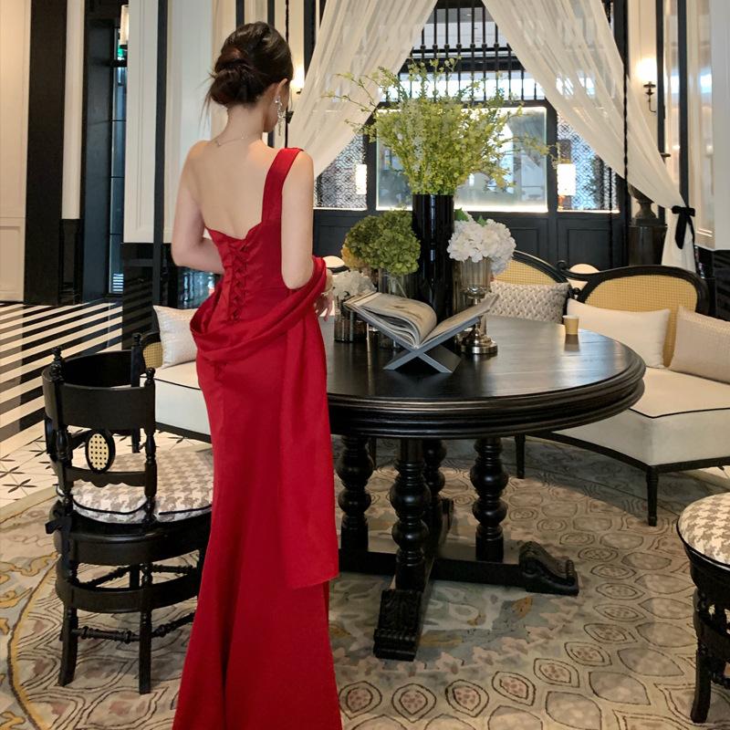 Neuer Chinesischer Morgenmantel Damen Braut Hochzeitsverlobungskleid High-End Leicht Luxuriöses Design Rotes Schrägschulter Toastkleid