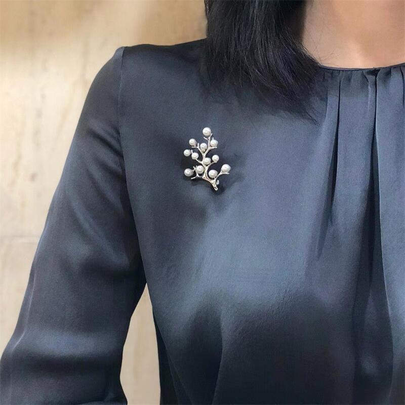 Zhenzhi Elegant Freshwater Pearl Brooch: Tree of Life Design