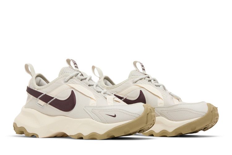 Nike Damen TC 7900 'Light Bone Burgundy Crush'