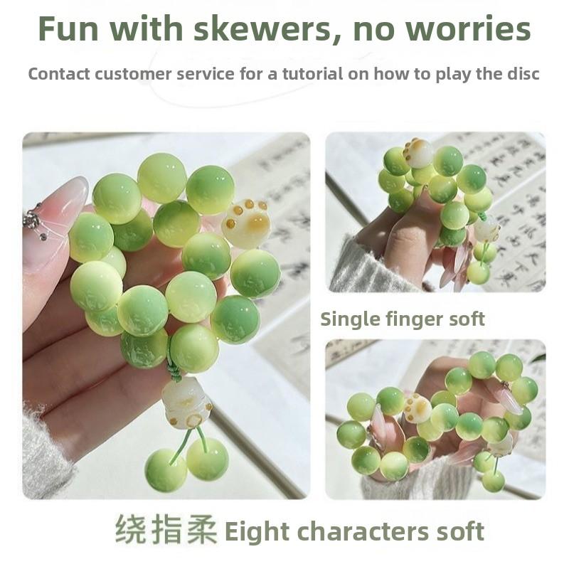 Drunk lime cat lime bracelet before the flower, cat paw holding high-value bracelet, female hand twisting finger soft bracelet.