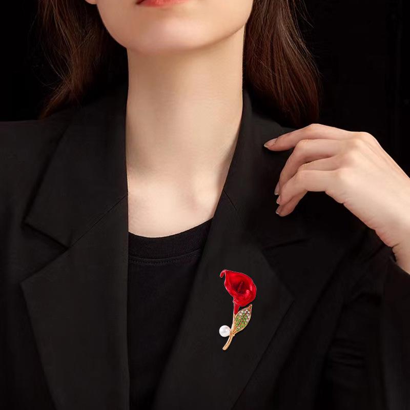 Elegante Blumige Bambus Brosche - Luxuriöse Rote Blume Corsage Anstecknadel für Damen