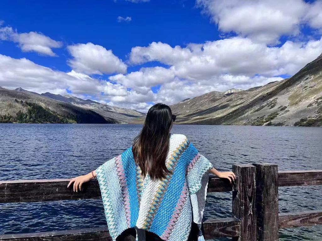 Handgestrickter Schal und Klimaanlagen-Cape im Ethno-Stil mit Quasten