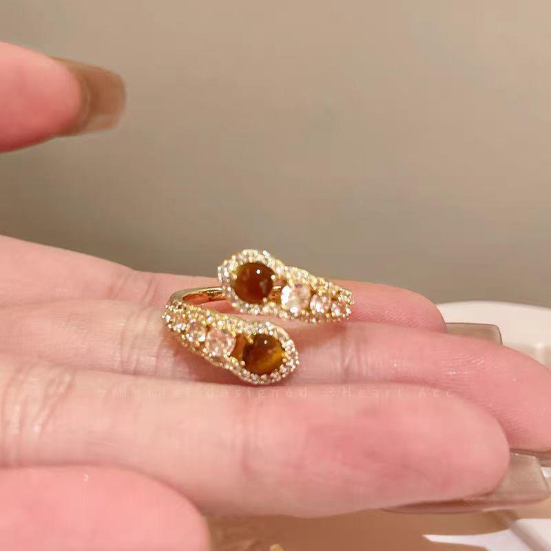 Maillard Serpentine Tiger'S Eye Alloy Ring, Women'S Unique Design Sense, Retro High Sense, Light Luxury, Live Index Finger Ring