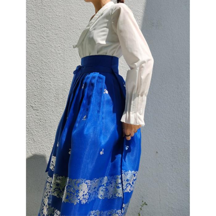 Koreańska tradycyjna niebieska spódnica Hanbok ze srebrną peonią