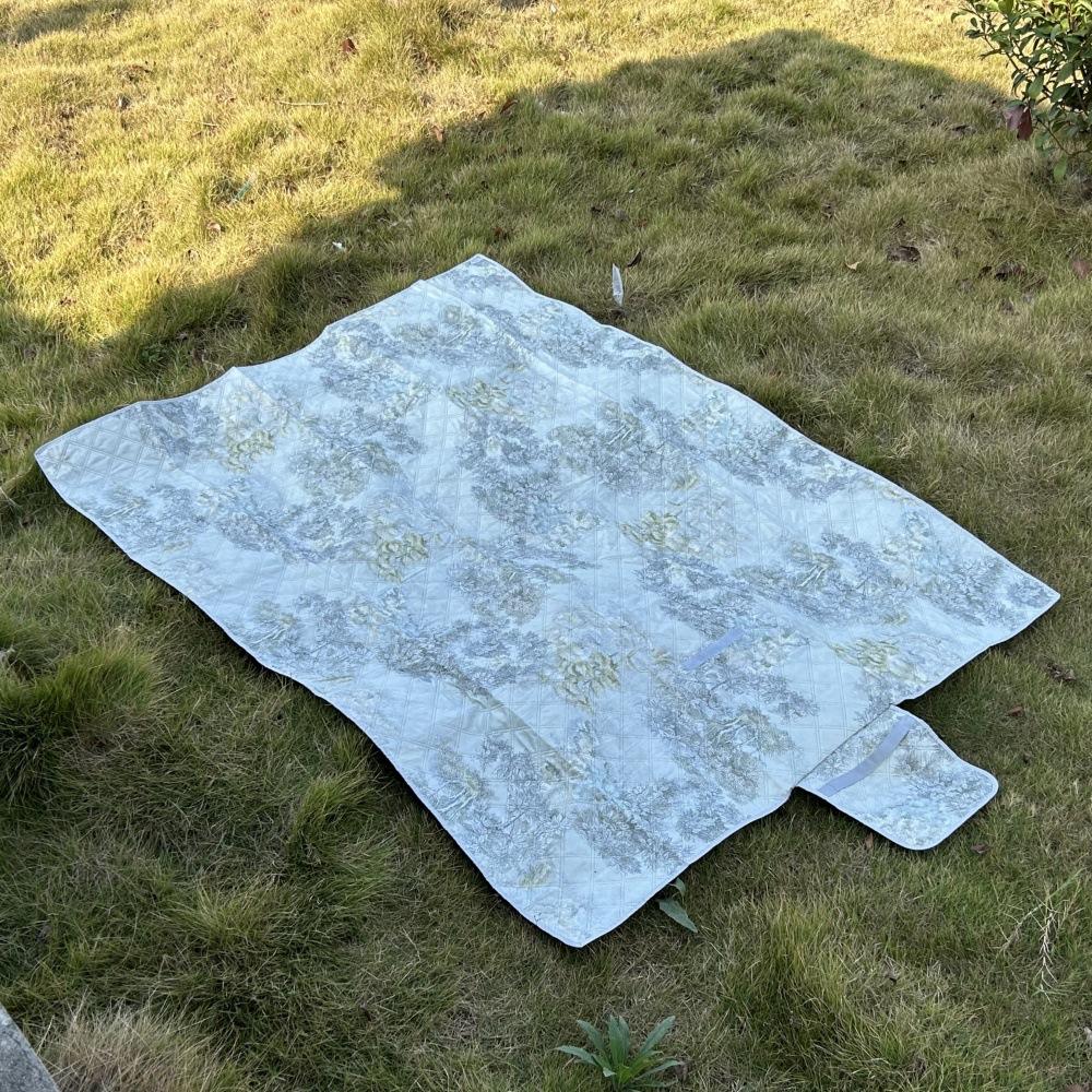 200x150cm Moisture Proof Large Picnic Blanket Foldable Outdoor Mat for 1-6 People A