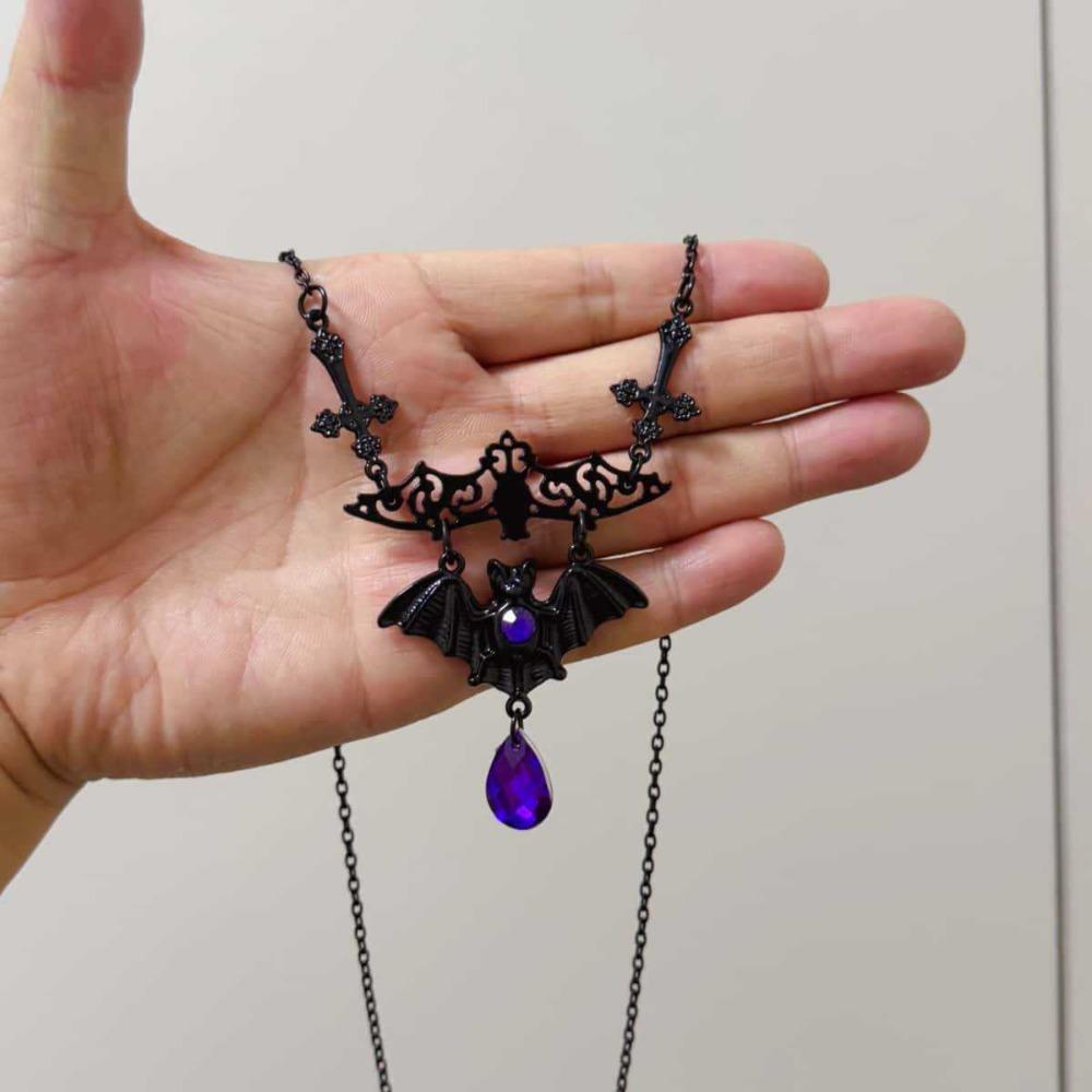 Collier Pendentif Croix Chauve-souris avec Pierres Précieuses Violettes Rouges en Forme de Larme Victoria pour Femmes Halloween Punk Gothique Sorcière Choker Bijoux