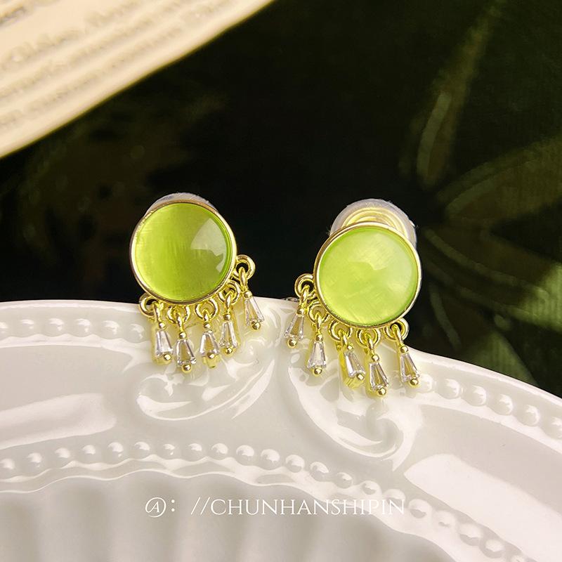 

Round green cat s eye, fringed stud earrings, female silver needles, small, exquisite, high-end, light luxury, niche, no ear holes, mosquito disc.