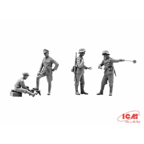 ICM 1/35 German Patrol (Infantry & Shoe Shine Boy 1939-1942) Plastic Model Kit 35561