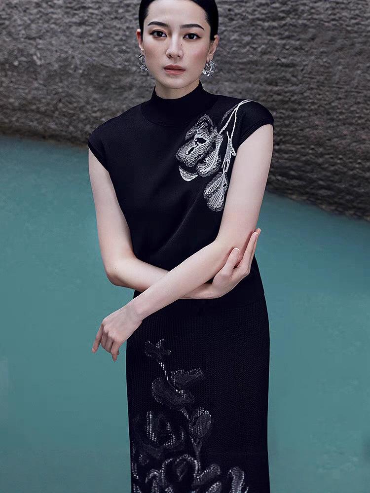 Dámský luxusní pletený top Lang Z podzim 2025 v čínském stylu s krátkým rukávem a kulatým výstřihem.