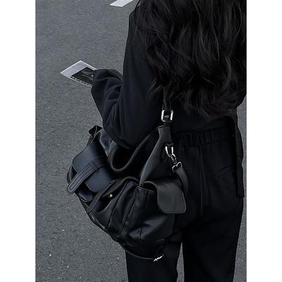 Retro Large-capacity Messenger Locomotive Bags Are Popular Today, Black Tote Bags, Stray Bags, and Girls' Bad Bags.