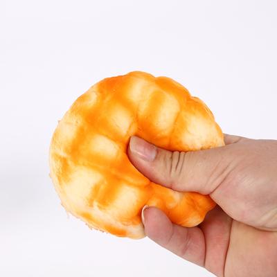 Jouet anti-stress à presser en PU imitant du pain à levée lente, jouet alimentaire simulé avec garnissage et texture fluide.