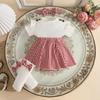 2026 Grenzüberschreitendes Niedliches Sommer-Kleinkindkleid-Set: Kleid mit Puffärmeln im Hahnentrittmuster, Socken und Kopfbedeckung