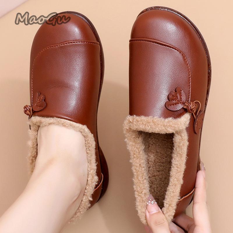 Plüschige Damenschuhe für Herbst und Winter: Bequeme Slipper mit weicher Sohle, ideal zum Hineinschlüpfen und für entspanntes Fahren.