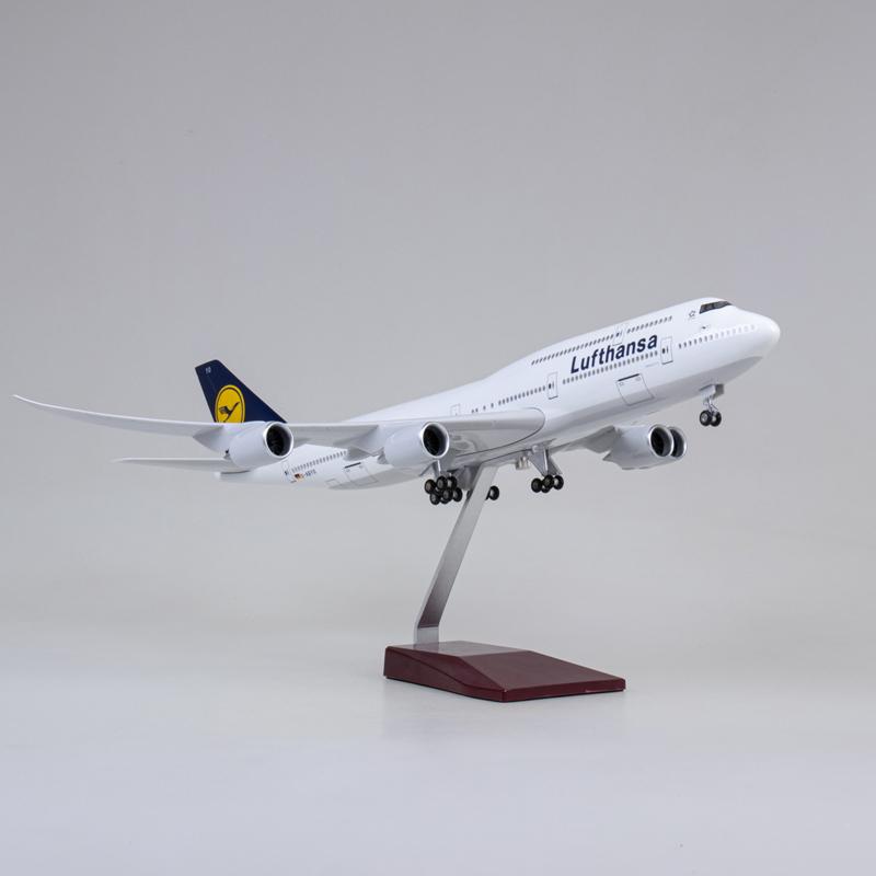 1/150 Airline 747 Plane Model B747 Lufthansa Airplane Model Toy Light and Wheel Landing Gear Plastic Resin Plane Model Gift Toys