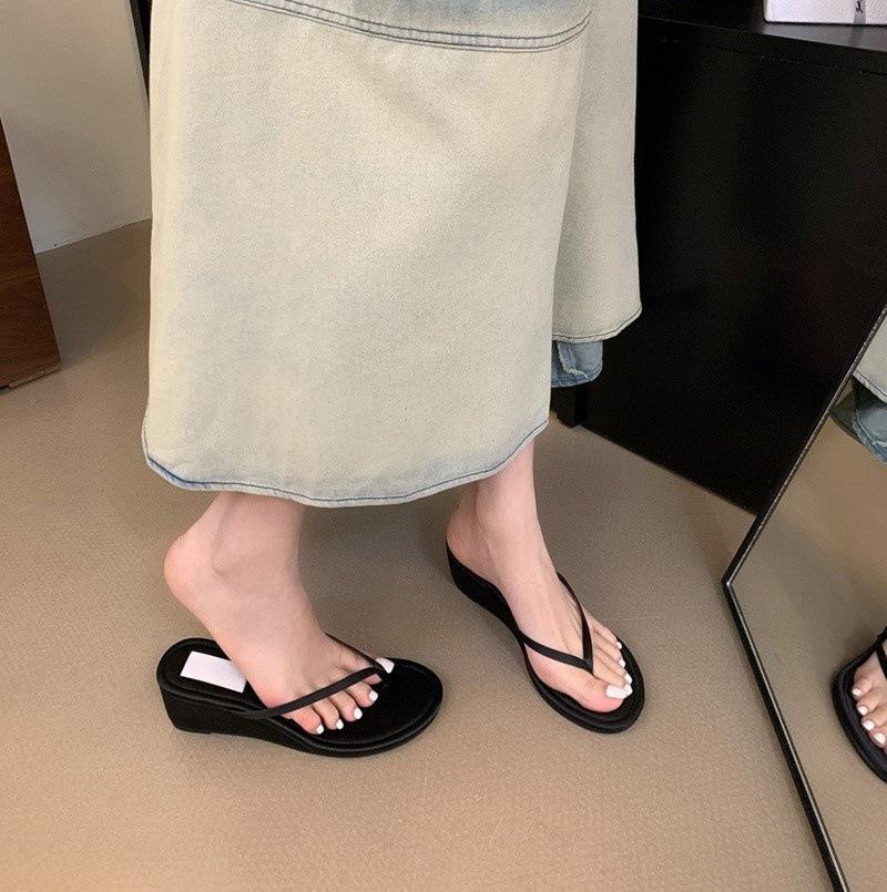 

Red thick-soled flip-flops with toes and cool slippers for children s summer wear 2025 new niche vacation beach half slippers 35 чёрный