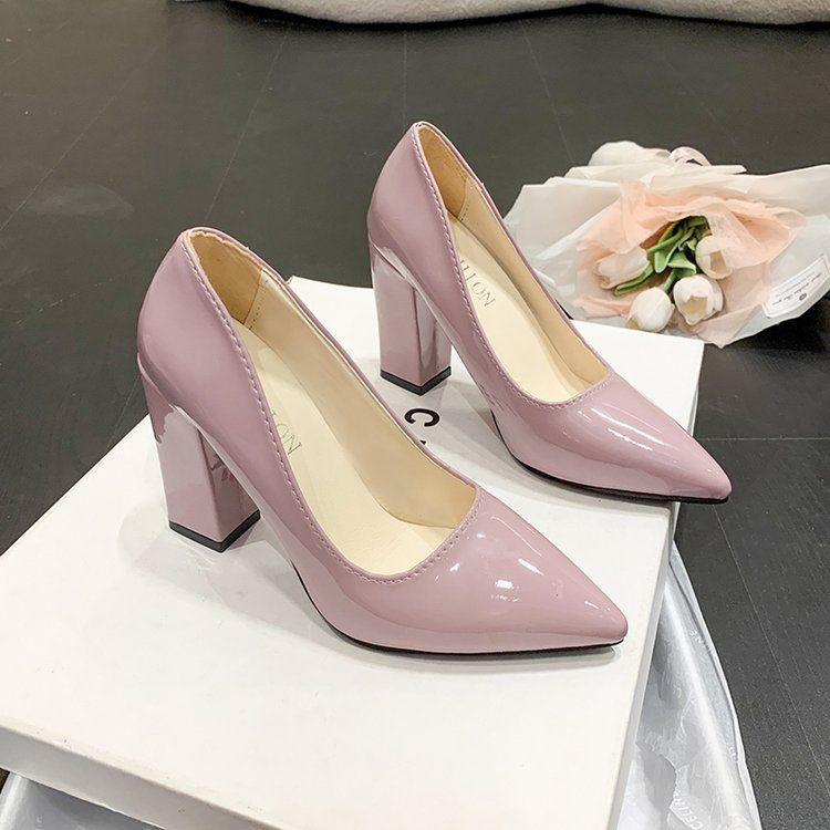 

Женские туфли телесного цвета на высоком толстом каблуке большого размера из лакированной кожи с острым носком 42 розовый