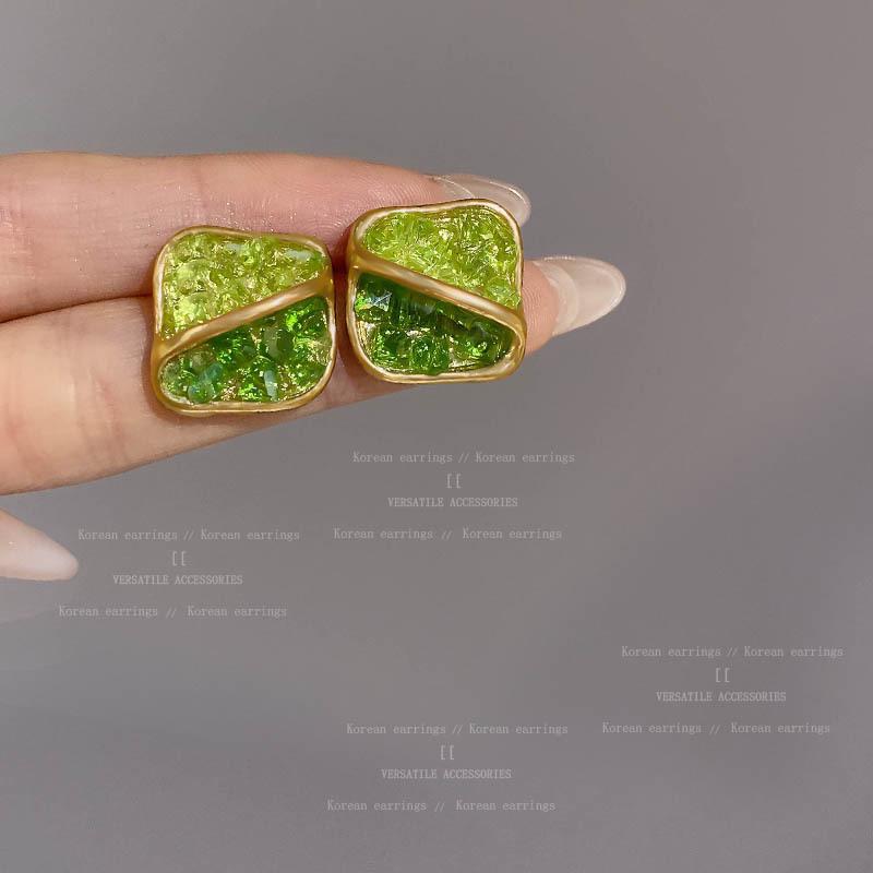 Eleganckie kolczyki z perłami: Prosty, luksusowy design na jesień/zimę 2024