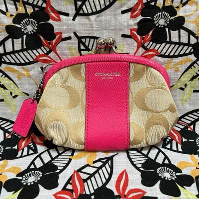 Used Limited-time Holiday Sale: Coin Purse, Signature Pattern, Clasp Closure