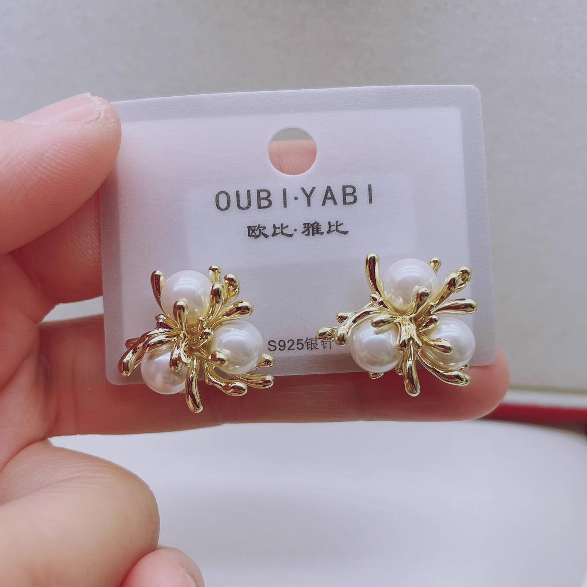 

Obi Yabi s new sterling silver needle three pearl metal flower earrings have a simple temperament and versatile daily women s earrings.