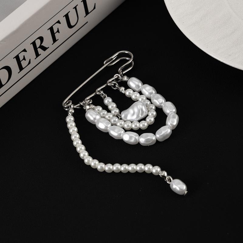Classic Vintage Imitation Pearl Brooch Tassel Chain Pin Elegant Suit Jewelry for Women Business Professional Outfits 2024
