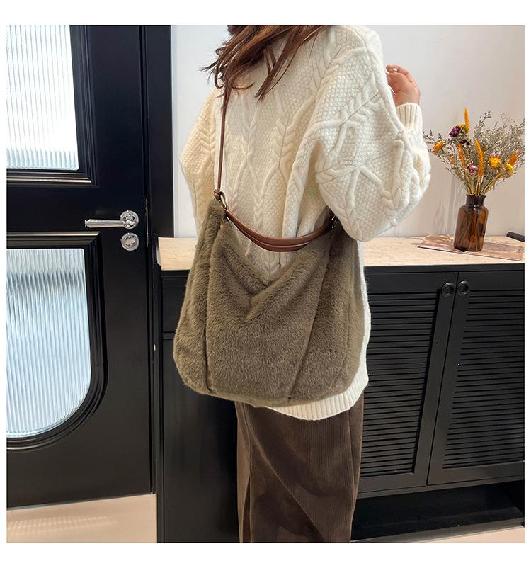 A must-have for autumn and winter fashion! Large-capacity Mao Mao women's bags, interpreting lazy trends