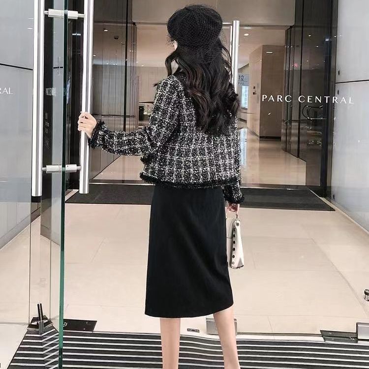 Fashionable Short Coat for Women  Elegant Black Plaid Blazer