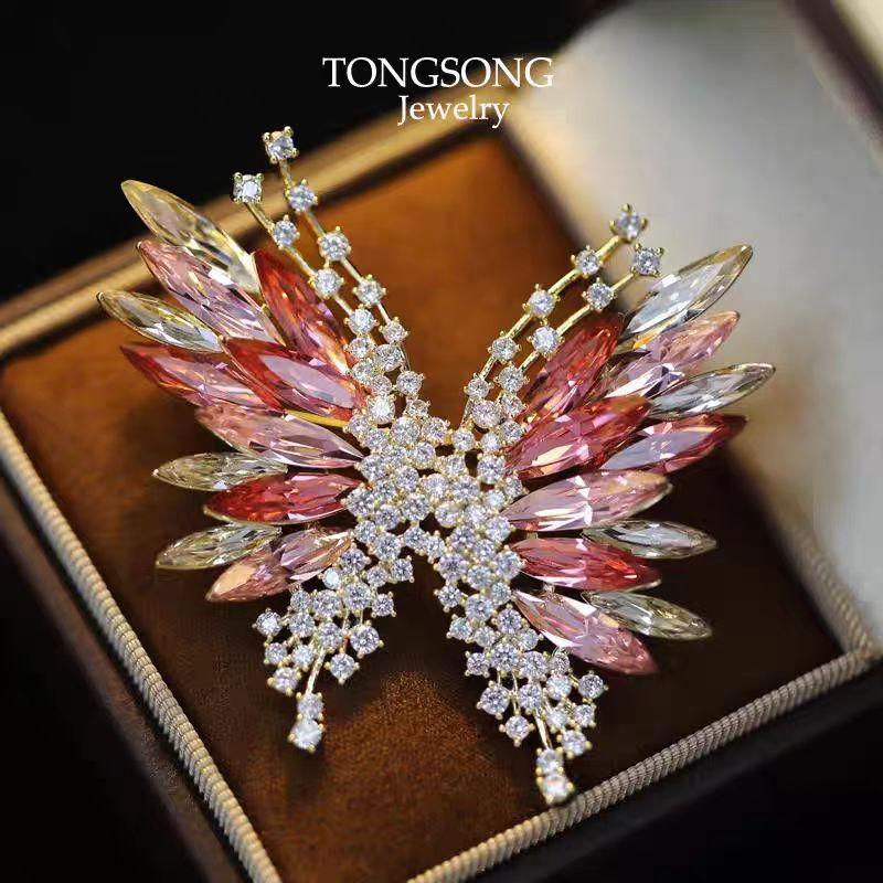 

Bright gradual change crystal butterfly collar pin women s three-dimensional decorative corsage autumn and winter coat suit jacket accessories рожевий червоний колір