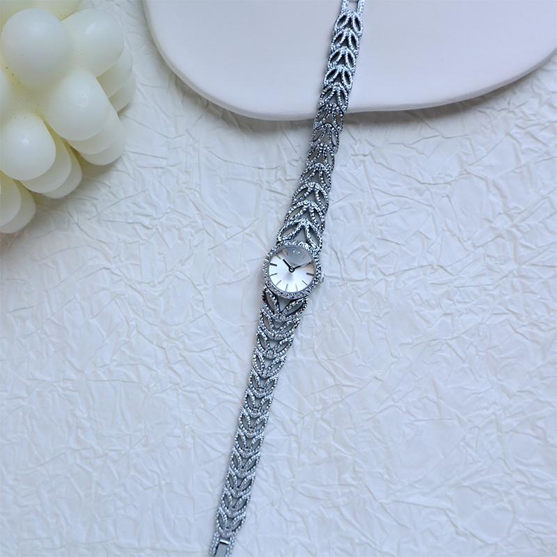 Light Luxury Bracelet Watch Medieval Exquisite Simple Diamond Inlaid Antique Watch Hollowed out Carved Flower Watch